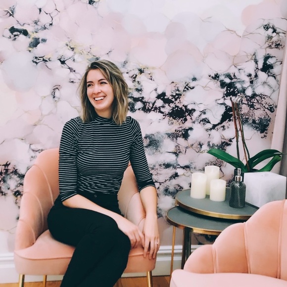 Meet your Posher, Ally 💫 - Picture 1 of 2